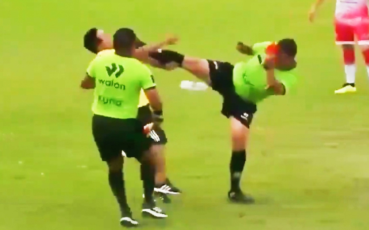 Màn ‘chào sân’ tệ hại của cựu cầu thủ Ngoại hạng Anh  - Ảnh 5.