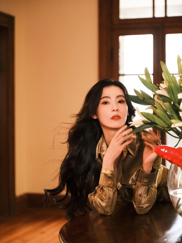 Tình cờ gặp Trương Bá Chi ngoài chợ, fan bất ngờ được tặng dây chuyền - Ảnh 2.