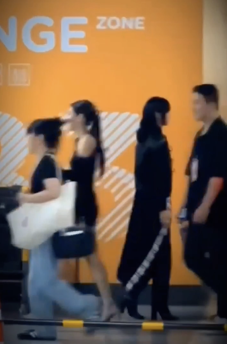 Rộ tin đồn Lisa và Jennie rạn nứt tình chị em - Ảnh 1.