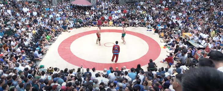 Khán giả nô nức xem Hiếu 'khổng lồ' đấu vật 'Thần sấm' Zakhar - Ảnh 1.