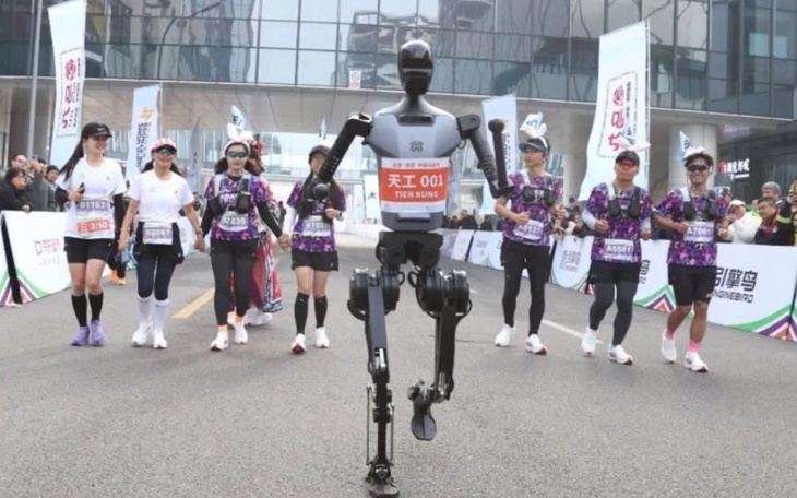 Robot hình người lần đầu thi chạy bán marathon cùng con người tại Bắc Kinh - Ảnh 2.