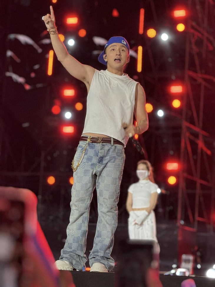 Fan cuồng leo sân khấu cào xước tay Sếp Tùng: Trông hài mà xót! - Ảnh 2.