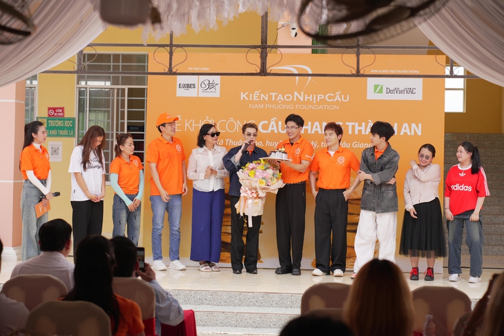 Khi fan không chỉ biết 'đu idol' - Ảnh 1.