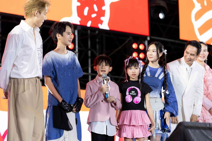 Lý Hải - Minh Hà cùng 4 con ra mắt làm diễn viên 'Lật mặt 8' - Ảnh 1.