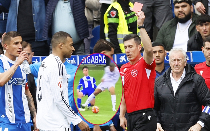 Luis Suarez cắn nhầm… đồng đội - Ảnh 2.