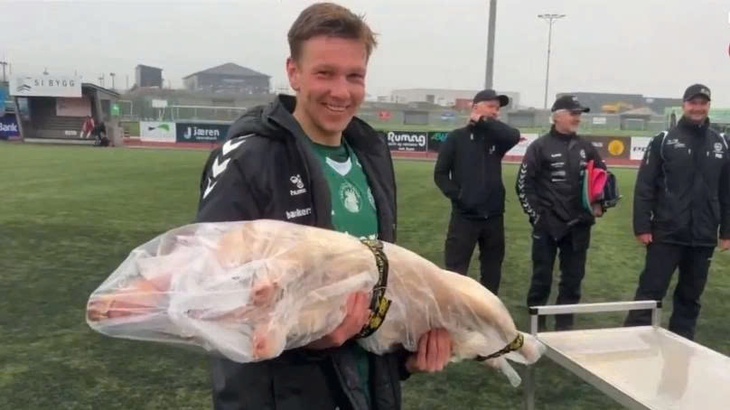 Đội cũ của Haaland thưởng cầu thủ xuất sắc… thịt heo đông lạnh - Ảnh 1.