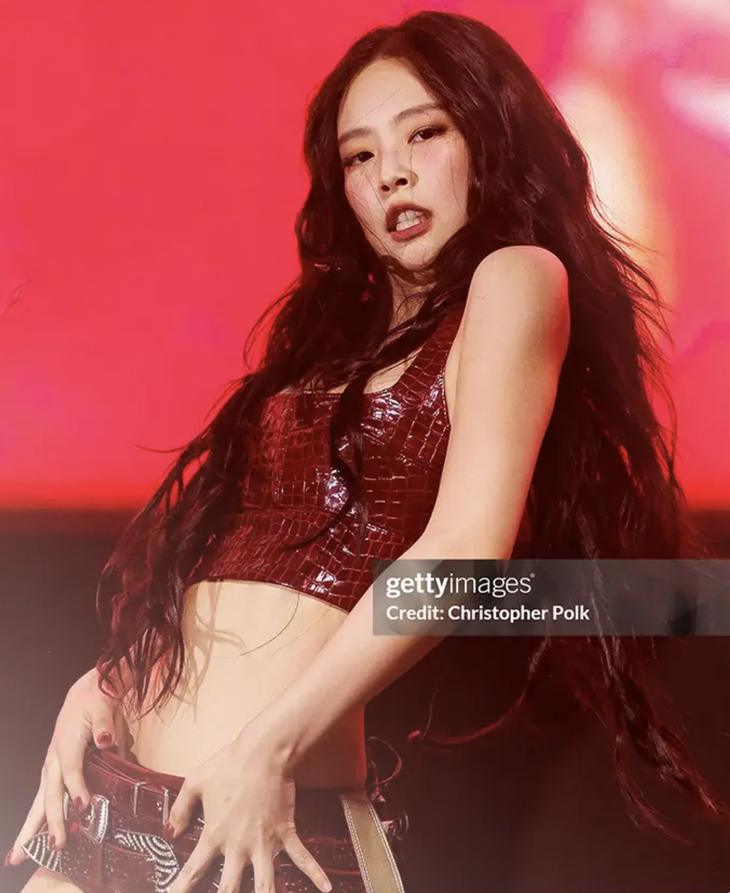 Sân khấu K-pop: Lúc nghệ thuật, lúc như... sàn catwalk gợi cảm - Ảnh 2.