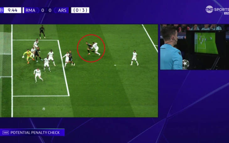 Fan nữ Arsenal ‘đốt mắt’ người xem khi diện áo sân khách… vẽ tay - Ảnh 2.