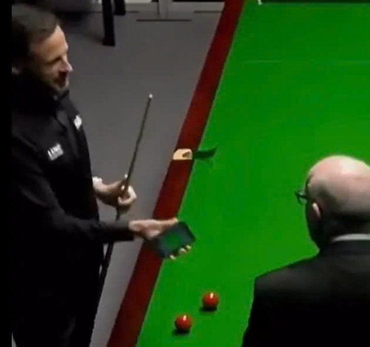 Trọng tài billiard 'check VAR' bằng… điện thoại của khán giả - Ảnh 1.
