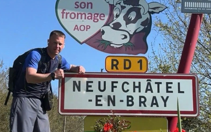 Huyền thoại Olympic Fraser-Pryce “out trình” đường chạy… hội thao phụ huynh học sinh - Ảnh 3.