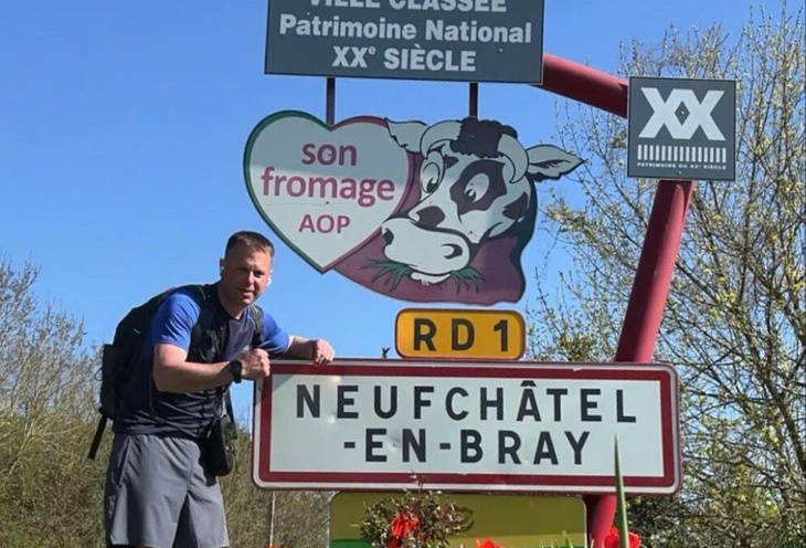 Runner Matt Clayton đi bộ từ Anh sang Pháp để dự giải marathon - Ảnh 1.