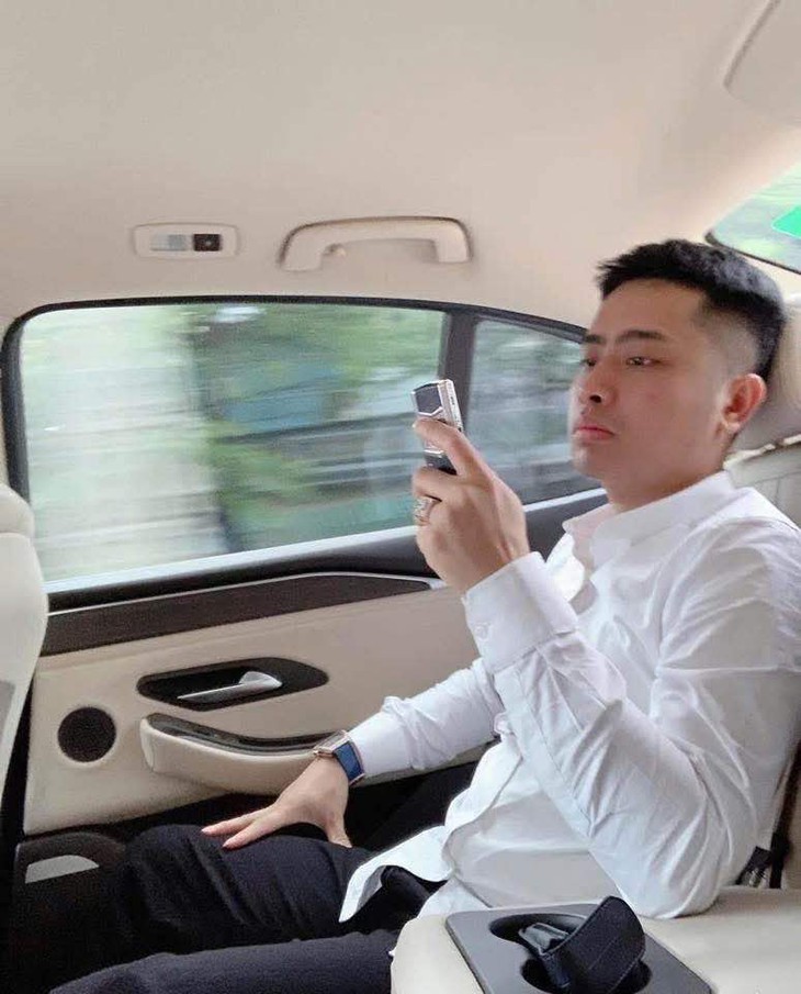 Trước khi bị truy nã, Bùi Đình Khánh khoác áo doanh nhân, đeo đồng hồ xịn, nghe điện thoại Vertu - Ảnh 1.