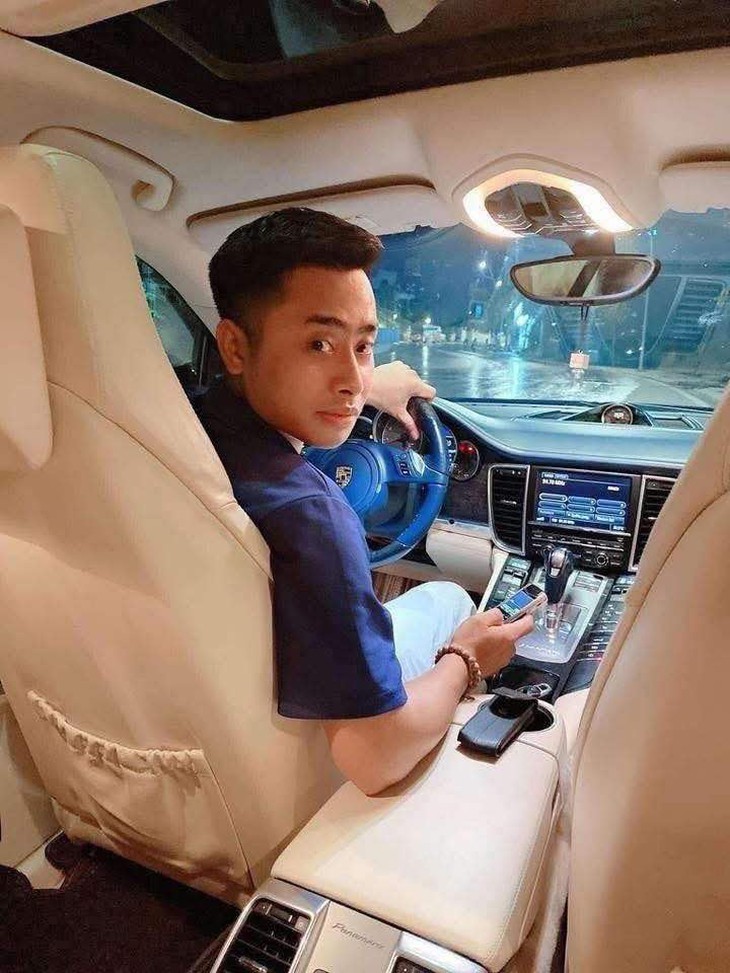 Trước khi bị truy nã, Bùi Đình Khánh khoác áo doanh nhân, đeo đồng hồ xịn, nghe điện thoại Vertu - Ảnh 2.