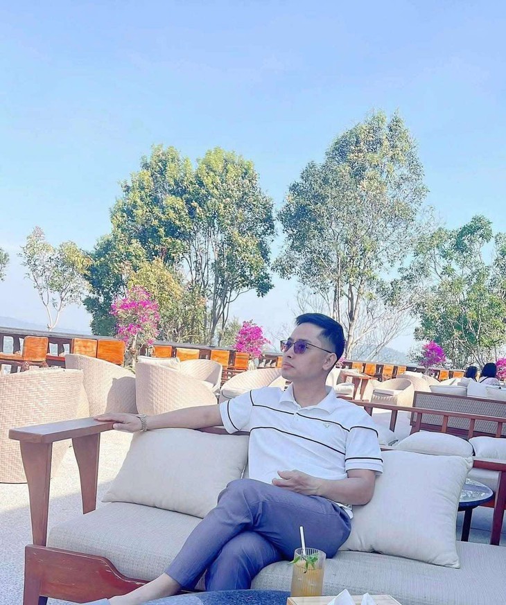 Trước khi bị truy nã, Bùi Đình Khánh khoác áo doanh nhân, đeo đồng hồ xịn, nghe điện thoại Vertu - Ảnh 3.