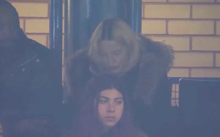 Fan nữ Arsenal ‘đốt mắt’ người xem khi diện áo sân khách… vẽ tay - Ảnh 5.