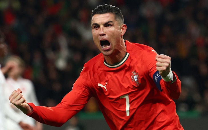 Fan nữ Arsenal ‘đốt mắt’ người xem khi diện áo sân khách… vẽ tay - Ảnh 3.