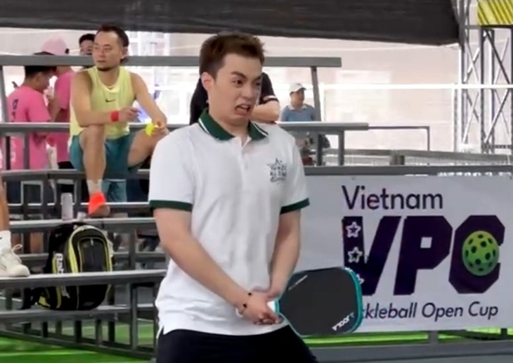 Rapper Negav nhai kẹo, đeo kính, có người lau mồ hôi khi chơi pickleball - Ảnh 2.