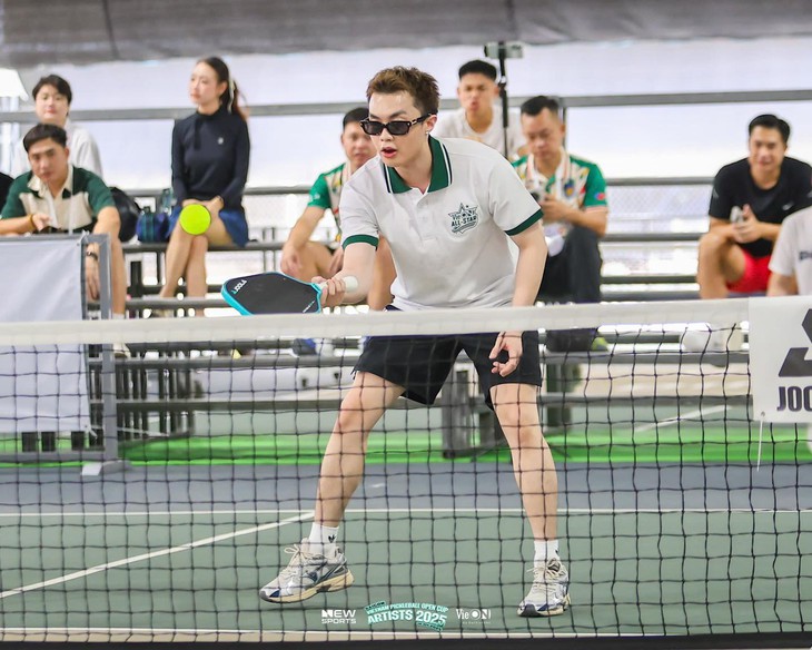 Rapper Negav nhai kẹo, đeo kính, có người lau mồ hôi khi chơi pickleball - Ảnh 1.