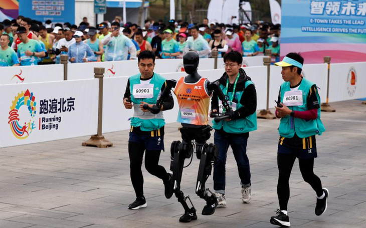 Aryna Sabalenka ‘gọi VAR’ bằng iPhone giữa sân đấu - Ảnh 3.