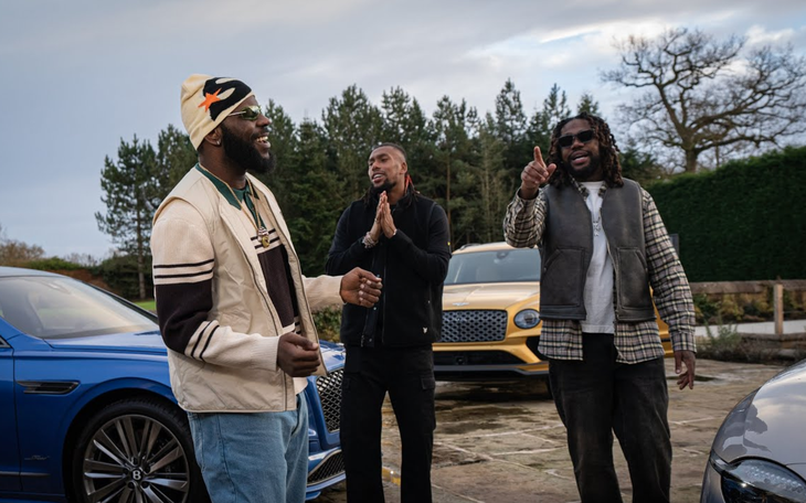 Trận đấu bị hoãn 45 phút vì trọng tài biên bị chọi tiền vào đầu - Ảnh 5.