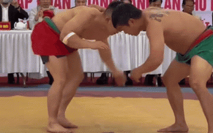 Cá sấu khổng lồ thản nhiên "catwalk" trên sân golf - Ảnh 4.