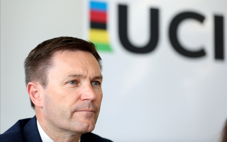 Khán giả ngã nhào ra đường báo hại nữ tay đua - Ảnh 2.