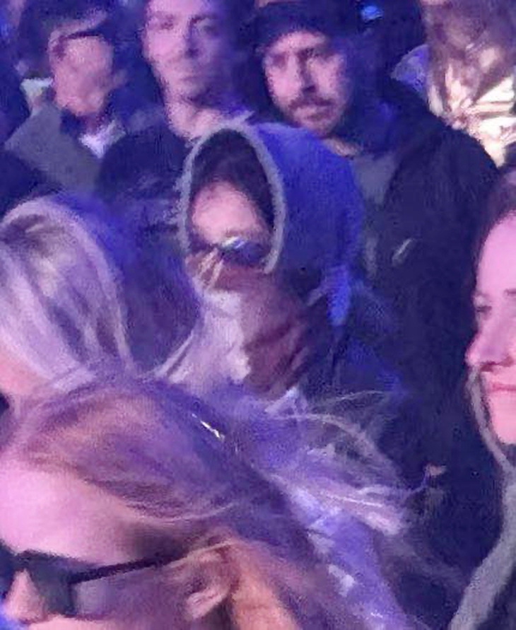 Jennie lầy lội cosplay dáng nằm kinh điển của Lisa - Ảnh 2.