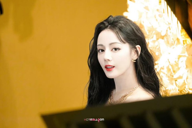 Địch Lệ Nhiệt Ba - Ảnh 1.