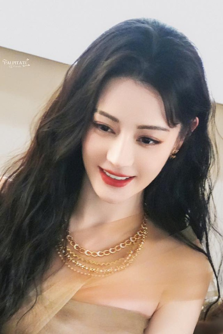 Địch Lệ Nhiệt Ba - Ảnh 2.