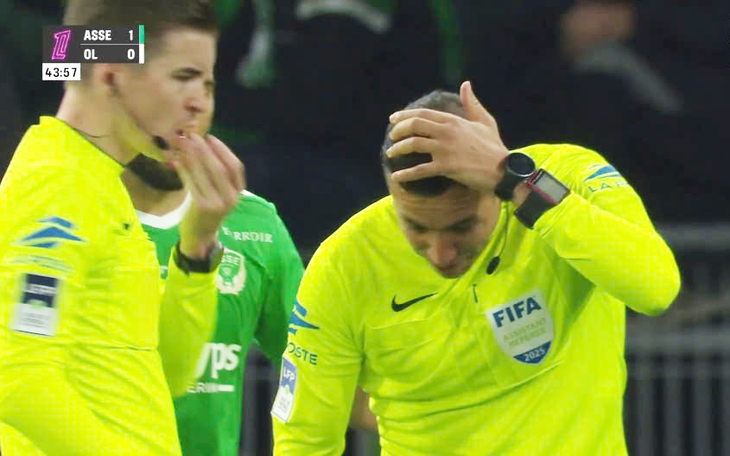 Fan ‘tan chảy’ với khoảnh khắc Ronaldo dịu dàng bên con gái - Ảnh 3.