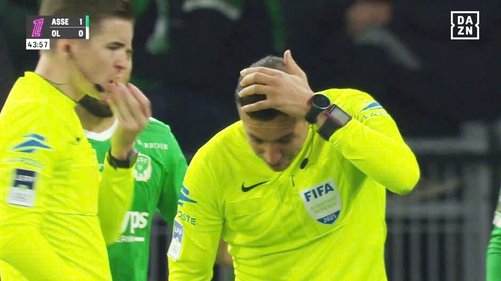 Trận đấu bị hoãn 45 phút vì trọng tài biên bị chọi tiền vào đầu - Ảnh 1.