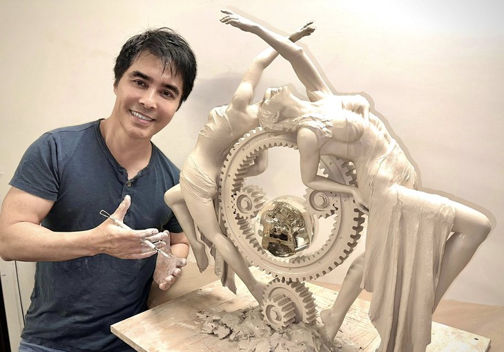 Daniel Winn: Từ cậu bé bán bánh cuốn đến nghệ sĩ triệu đô - Ảnh 4.