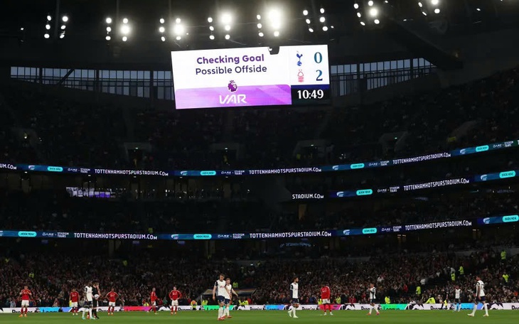 Ly kỳ nghi vấn trợ lý trang phục nhận thẻ đỏ thay thủ môn dự bị tại Bỉ - Ảnh 3.