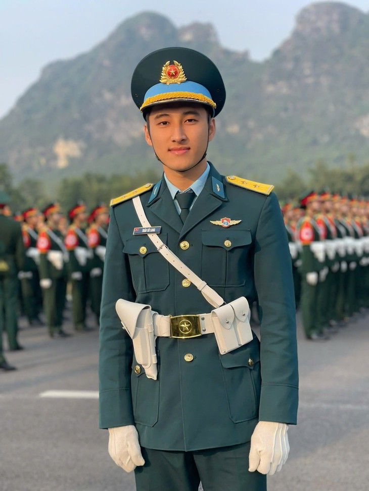 'Mỹ nam triều đình' đốn tim dân mạng - Ảnh 4.