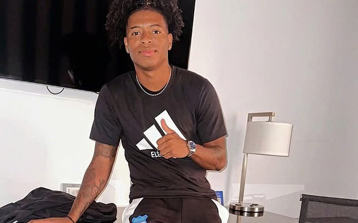 Sao bóng rổ NBA Victor Wembanyama gây cười trên sân bóng đá phủi - Ảnh 4.