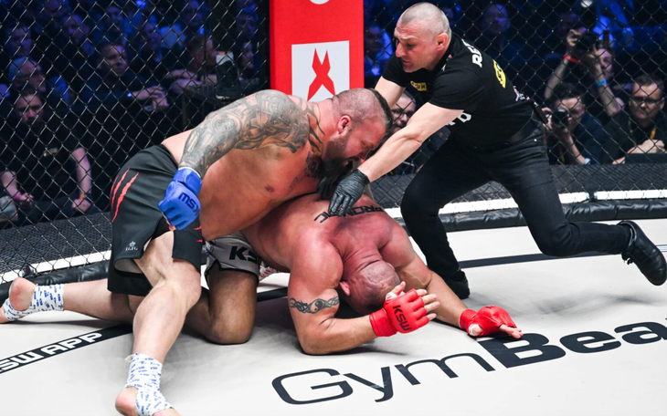 Võ sĩ MMA phá đối thủ bằng cách gửi… kẹo chocolate - Ảnh 2.