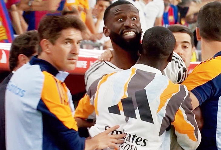 Rudiger vội vàng xin lỗi trọng tài để 'chạy trốn' án phạt lịch sử - Ảnh 1.