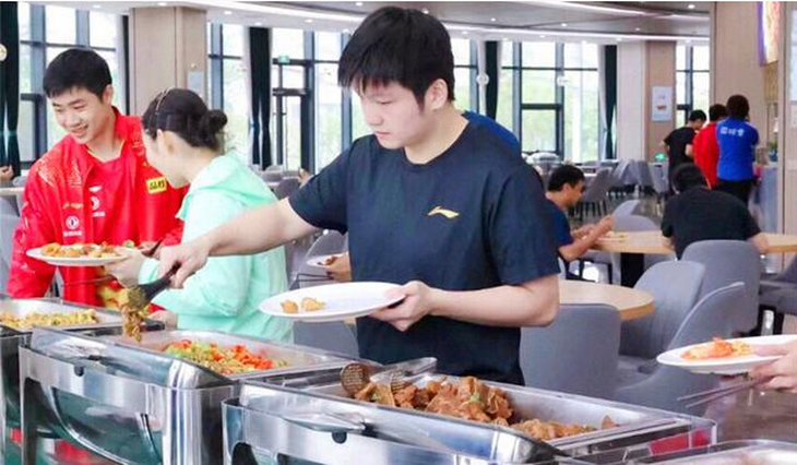 Tuyển thủ bóng bàn Trung Quốc huấn luyện như... quân sự - Ảnh 1.