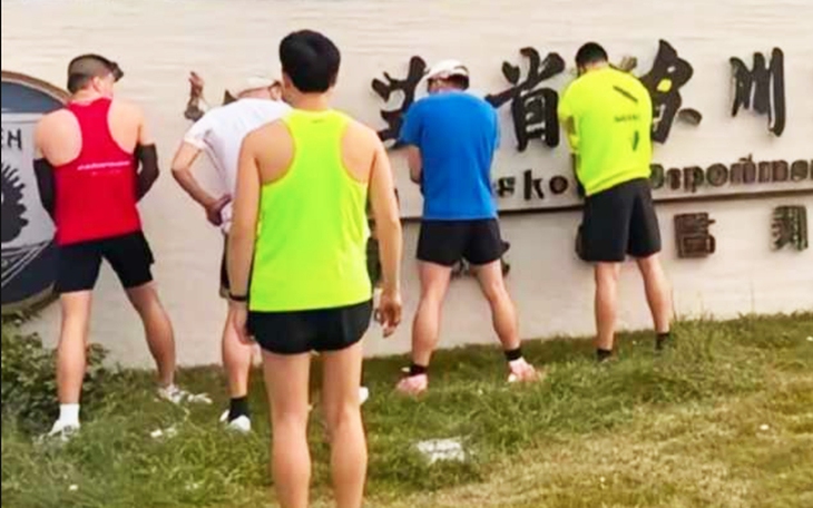 VĐV Paralympic phá kỷ lục marathon bằng nạng - Ảnh 2.