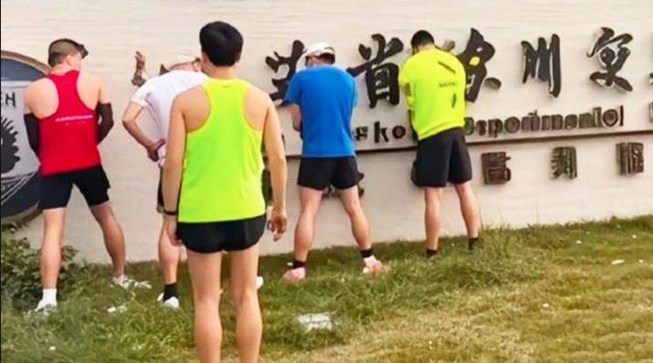 10 runner bị cấm 3 năm vì đi tiểu nơi công cộng khi chạy marathon - Ảnh 1.