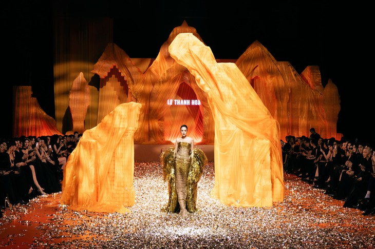 Thanh Hằng xuất hiện như nữ thần: Vedette bí mật khiến sàn diễn Lê Thanh Hòa bùng nổ  - Ảnh 14.