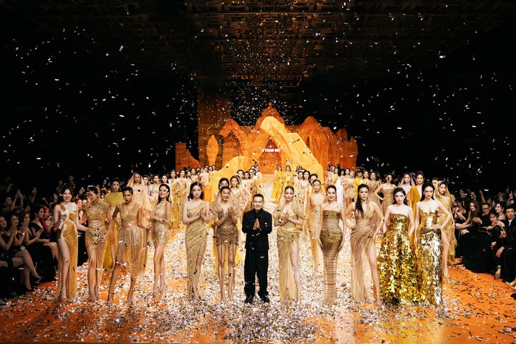 Thanh Hằng xuất hiện như nữ thần: Vedette bí mật khiến sàn diễn Lê Thanh Hòa bùng nổ - Ảnh 16.