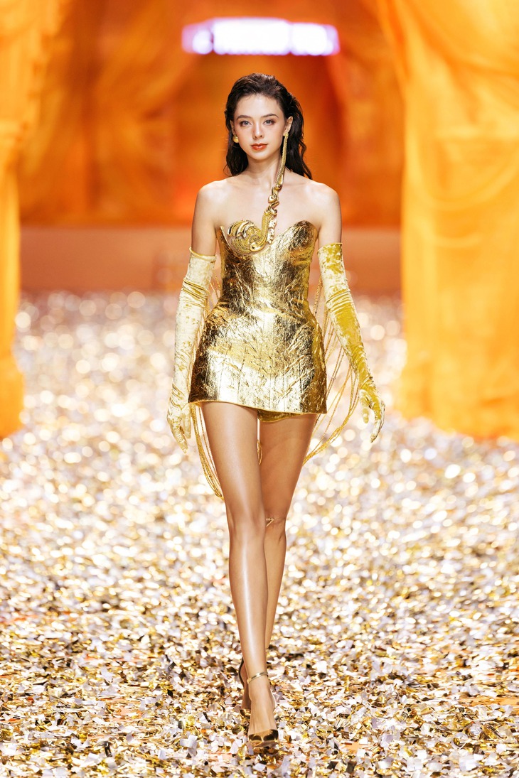 Thanh Hằng xuất hiện như nữ thần: Vedette bí mật khiến sàn diễn Lê Thanh Hòa bùng nổ  - Ảnh 13.