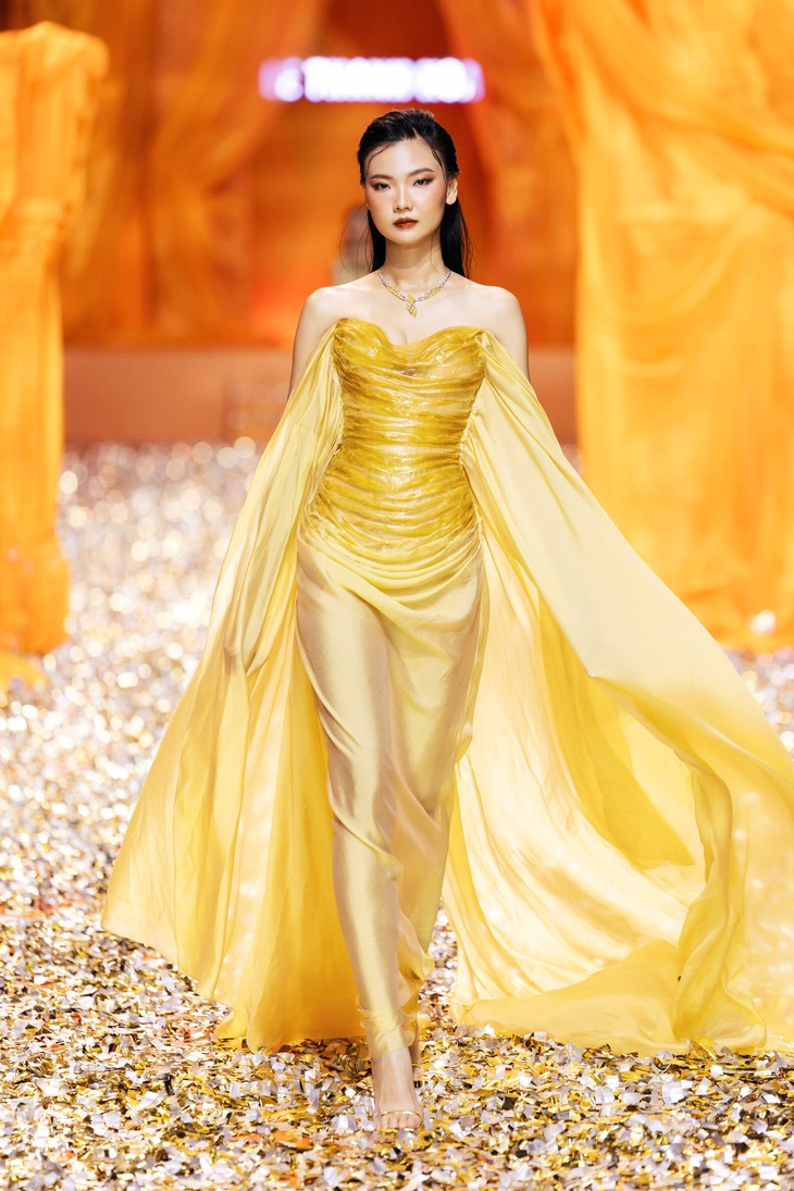 Thanh Hằng xuất hiện như nữ thần: Vedette bí mật khiến sàn diễn Lê Thanh Hòa bùng nổ - Ảnh 4.