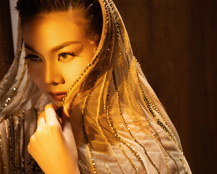 Thanh Hằng xuất hiện như nữ thần: Vedette bí mật khiến sàn diễn Lê Thanh Hòa bùng nổ - Ảnh 1.