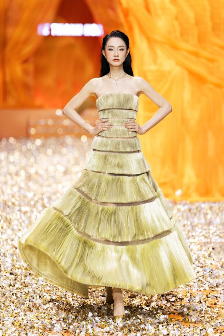 Thanh Hằng xuất hiện như nữ thần: Vedette bí mật khiến sàn diễn Lê Thanh Hòa bùng nổ  - Ảnh 9.