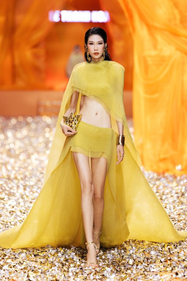 Thanh Hằng xuất hiện như nữ thần: Vedette bí mật khiến sàn diễn Lê Thanh Hòa bùng nổ  - Ảnh 8.