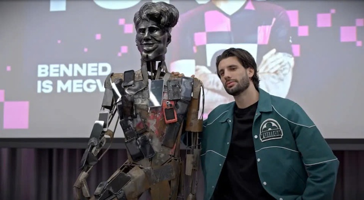 Szoboszlai của Liverpool sốc nặng khi thấy bức tượng chính mình - Ảnh 1.