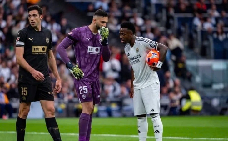 Thủ môn Mamadashvili 'cà khịa' Vinicius chưa trả tiền cá cược - Ảnh 1.