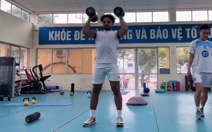 Thủ môn Mamadashvili 'cà khịa' Vinicius chưa trả tiền cá cược - Ảnh 3.